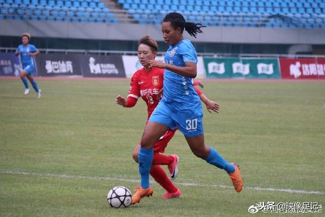 女排夺冠之夜，香港记者激动落泪感动万众